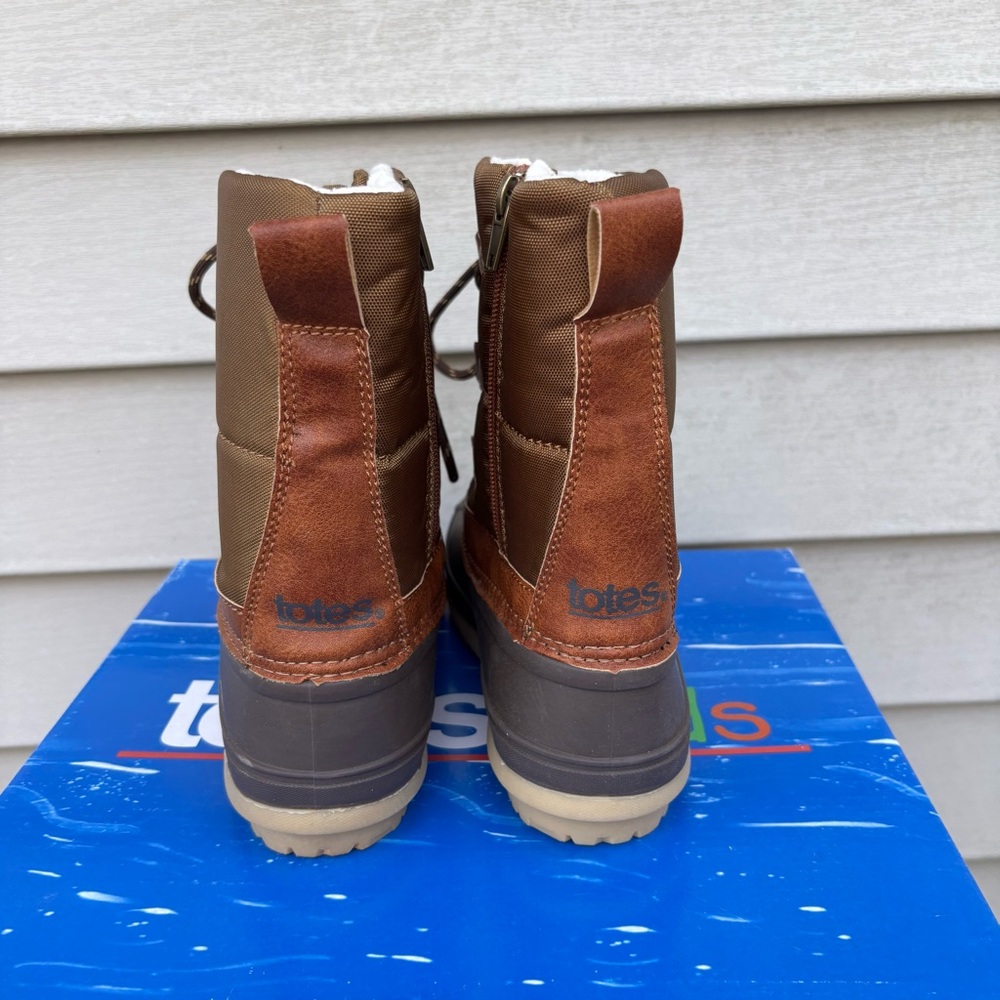 Totes Boy’s Brown and Tan Lace-Up Boots. New in Box. Size 4. - Picture 3 of 8